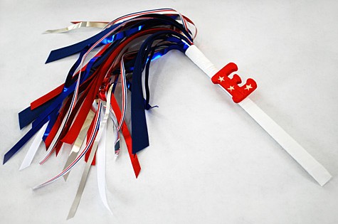 sparkless-sparklers-for-kids-for-the-fourth-of-july-using-chopsticks-ribbon-and-party-garland